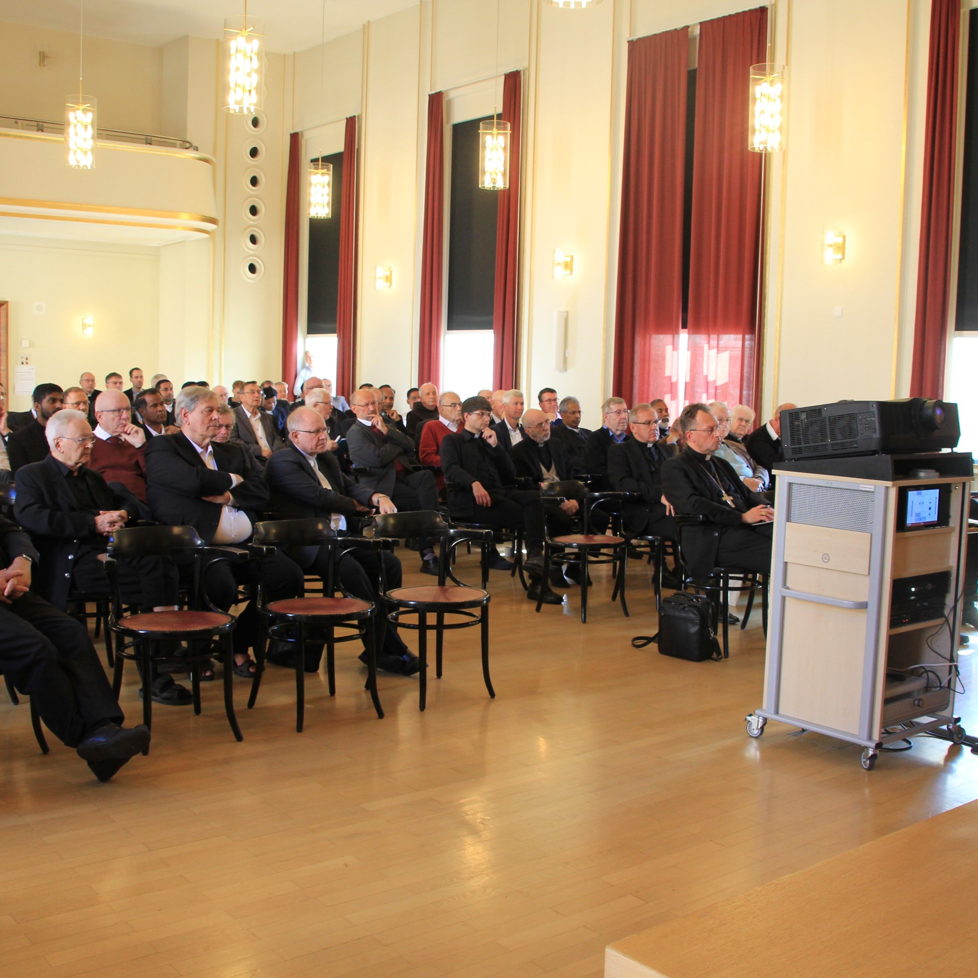 Der Festsaal im Bistumshaus St. Otto war bei dem Vortrag des Speyerer Diözesanadministrators Markus Magin (r.) gut gefüllt. 